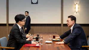 한동훈, 윤 대통령에 '김 여사 의혹해소&middot;활동 중단&middot;인적쇄신' 건의