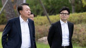 윤 대통령, "우리 한 대표" 어깨 툭툭&hellip;한동훈 브리핑 않고 귀가