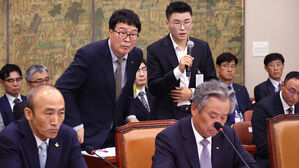 때아닌 '안세영 인사' 언쟁&hellip;배드민턴협회장, 국감장서 '뭇매'