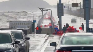 "사람 갇혔다" 해안도시 삼킨 바닷물&hellip;중학생 2명 사망