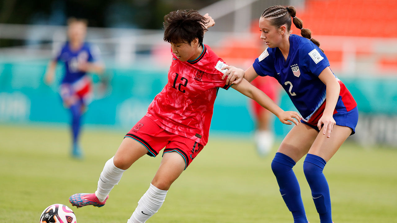 돌파를 시도하는 한국 여자 U-17 대표팀의 백지은 (사진=EPA, 연합뉴스)