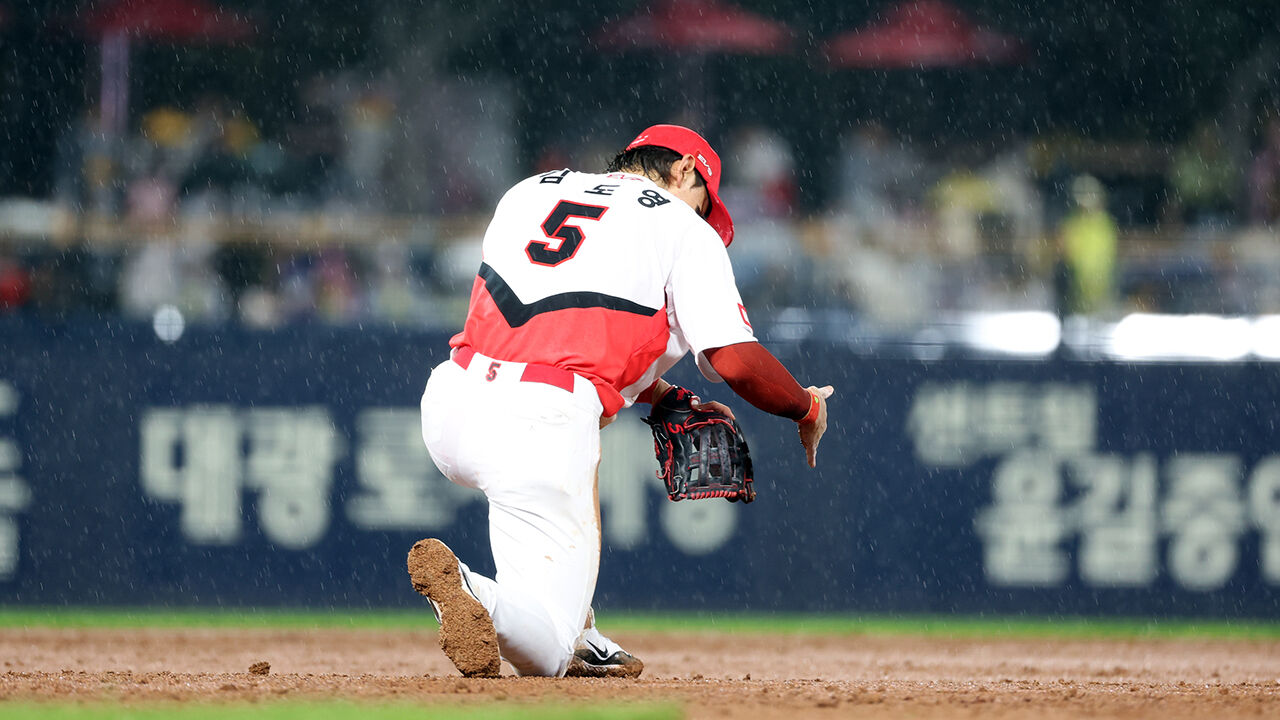 21일 열린 2024 신한 SOL뱅크 KBO 포스트시즌 한국시리즈 1차전 삼성 라이온즈와 KIA 타이거즈의 경기. KIA 김도영이 경기장 상태를 확인하고 있다.