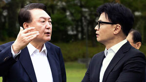 윤 "돌 맞고 가겠다"&hellip;한 "국민만 보고 문제 해결"