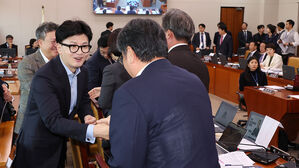 한동훈, 국감장 돌며 격려&hellip;"여야 의원들 노고에 감사"