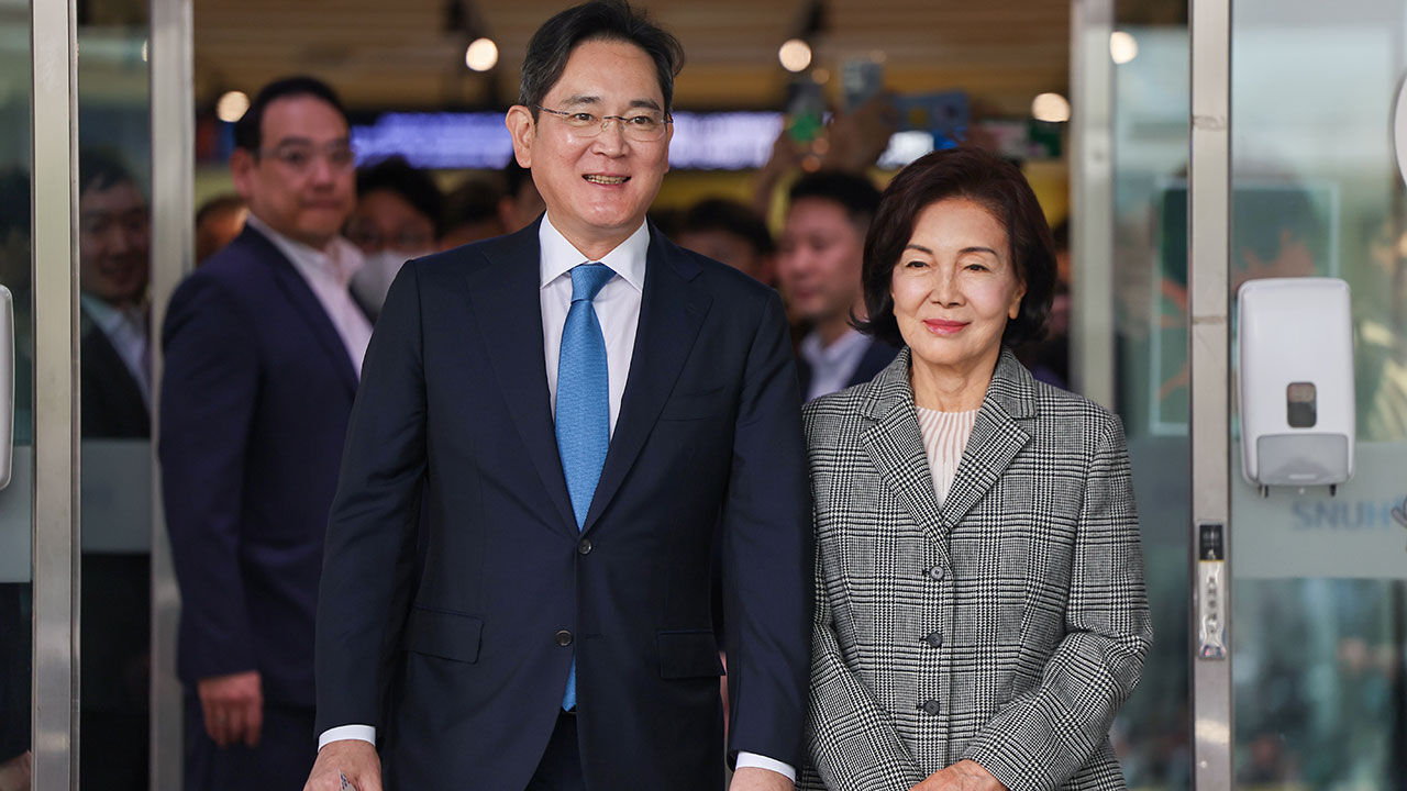 이재용 삼성전자 회장(왼쪽)과 홍라희 전 삼성미술관 리움 관장이 21일 오후 서울 종로구 서울대병원 어린이병원에서 열린 소아암·희귀질환 지원사업단 행사 참석을 마치고 병원을 나서고 있다.