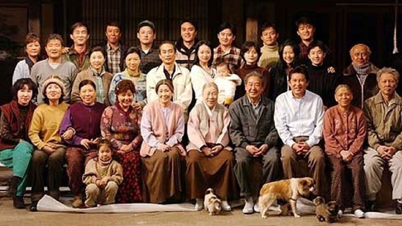 드라마 '전원일기' 출연진. 고인이 된 배우 김수미는 앞줄 오른쪽에서 두 번째