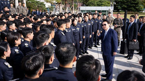 윤 대통령, 대통령실 견학 공사 생도 '깜짝 격려'&hellip;"여러분 보니 든든"