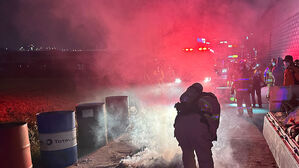 도심 주차장서 트럭 화학물질 자연발화&hellip;인명피해 없어