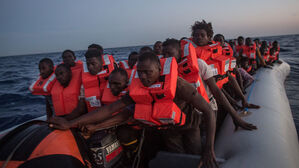고무보트로 지중해 건너던 이민자 22명 사망