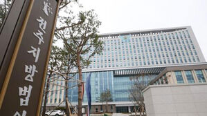 흉기로 부모 찔러 살해한 30대, 1심서 징역 30년