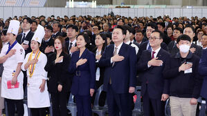 윤 대통령 "내년 소상공인 예산 역대 최대"&hellip;정부, 전기료 추가 지원
