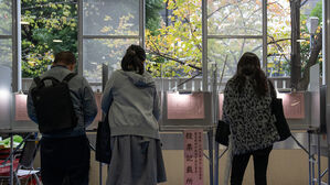 일본 총선, 젊은 층 자민당 이탈 뚜렷&hellip;"정권 불신에 소수 야당 투표"