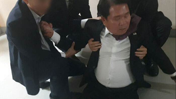학교 현장서 실신한 신경호 강원교육감