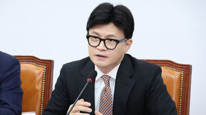 '한동훈 정보 유출 혐의' 최강욱 전 의원실 관계자&middot;기자 송치