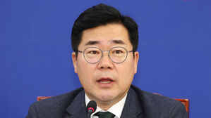 박찬대 "최악의 불통령&hellip;국민 앞에 나와 책임질 일 책임져야"