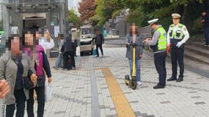 '보행길 무법자' 속도제한 풀린 전동킥보드&middot;자전거 강력대응