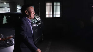 '뇌물수수 &middot; 강제추행 등 혐의'&hellip;김진하 양양 군수 첫 경찰 소환 조사