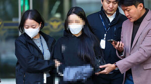 강남에서 7중 추돌 사고를 내 구속된 20대 무면허 운전자가 7일 오전 서울 강남구 강남경찰서에서 검찰로 송치되고 있다. (사진=연합뉴스)