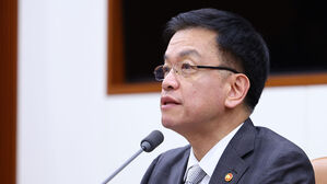 기재부 "윤석열 정부, 위기대응&middot;대외신인도&middot;민간 중심 경제 성과"