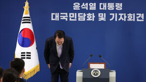 임기반환점 앞둔 윤 대통령, 고개 숙여 대국민사과&hellip;"쇄신에 쇄신 거듭"