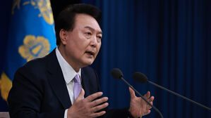 윤 대통령 "저와 아내 취임 후 휴대폰 바꿨어야&hellip;제 잘못"