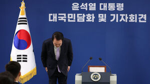 윤 대통령 "저와 아내 처신 사과&hellip;아내도 사과 제대로 하라고 해"