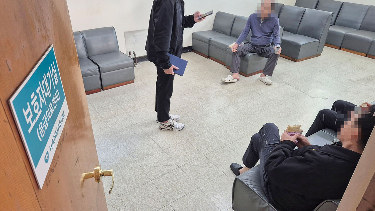 8일 제주 비양도 북서쪽 해상에서 침몰한 금성호에서 가까스로 살아남은 선원들이 한마음병원에서 치료받은 뒤 휴식을 취하고 있다.