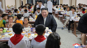 북한, 평양 체류 수재민에 의류&middot;가방 지원