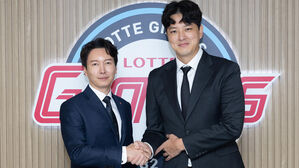 FA 김원중, 롯데 잔류&hellip;4년 최대 54억 원에 계약 완료