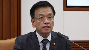 기재부 "윤석열 정부, 위기대응&middot;대외신인도 경제 성과"