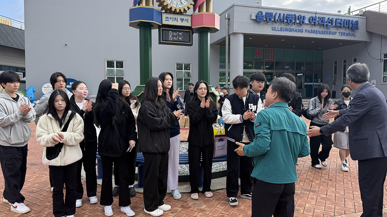 11일 오후 경북 울릉군 사동항에서 울릉고 학생들이 학교와 기관 관계자들의 배웅을 받으며 출항 준비를 하고 있다.