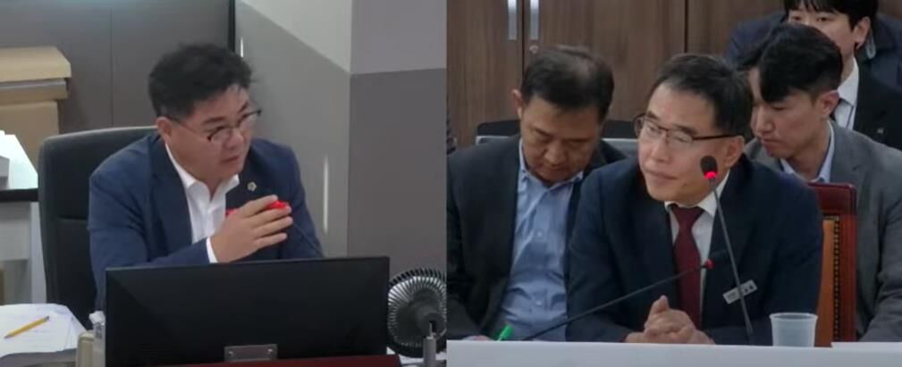 정하용 도의원(왼쪽)과 이승록 상임이사(오른쪽)