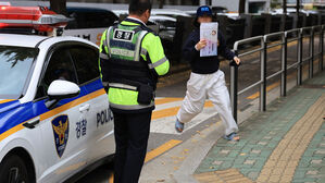 "콜택시냐"…수험표까지 수송하는 경찰에 내부 와글와글