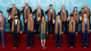 APEC 정상 단체사진에 시진핑 중앙&middot;바이든 어색한 끄트머리