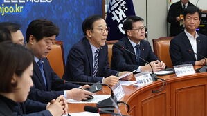 민주당 "악의적 기소에 재판부 이해 결여&hellip;당, 흔들림 없어"