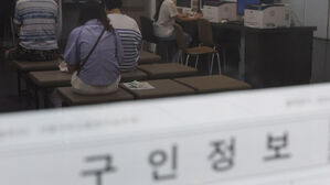 내수 부진 지속&hellip;1&sim;10월 판매 종사자 11만 명 급감
