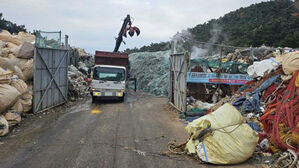 연평도에 쌓이는 꽃게잡이 폐그물 어쩌나&hellip;옹진군-어민 갈등