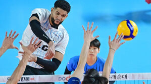 '레오 18점' 현대캐피탈, 삼성화재 꺾고 선두 질주
