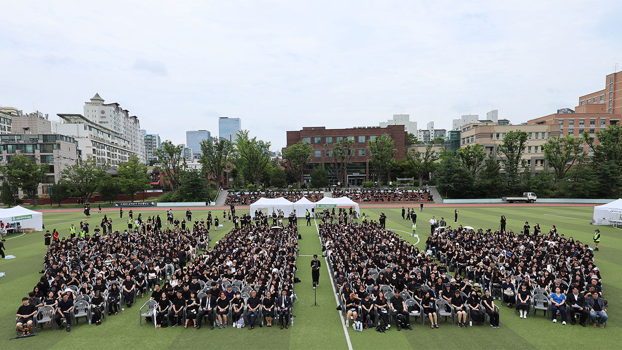 20일 오후 서초구 서울교육대학교 대운동장에서 초등교사노동조합 주최로 열린 서이초등학교 교사 사망 1주기 추모식에 교사들이 참석해 있다. 