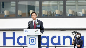 드디어 모습 드러낸 한강 버스&hellip;"한강 수상교통 시대 첫걸음"