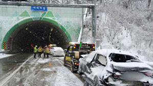 폭설에 중대본 1단계 가동&hellip;곳곳서 눈길 사고도