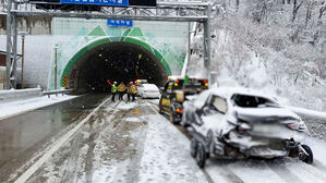 고속도로 4중 추돌사고로 7명 사상&hellip;폭설 피해 속출