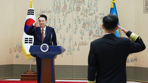 윤 대통령, 중장 진급자에 삼정검 수치 수여&hellip;"북 러시아 파병에 철저 대비"