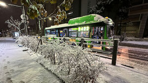 '수원 11.8㎝' 밤사이 계속 눈 내린 경기지역&hellip;출근길 비상