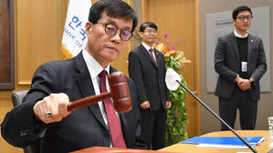 한은 총재 "외환보유액 충분&hellip;환율 변동성 관리 수단 많아"