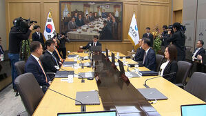 한은, 2회 연속 기준금리 인하&hellip;내년 성장률 1.9%로 하향