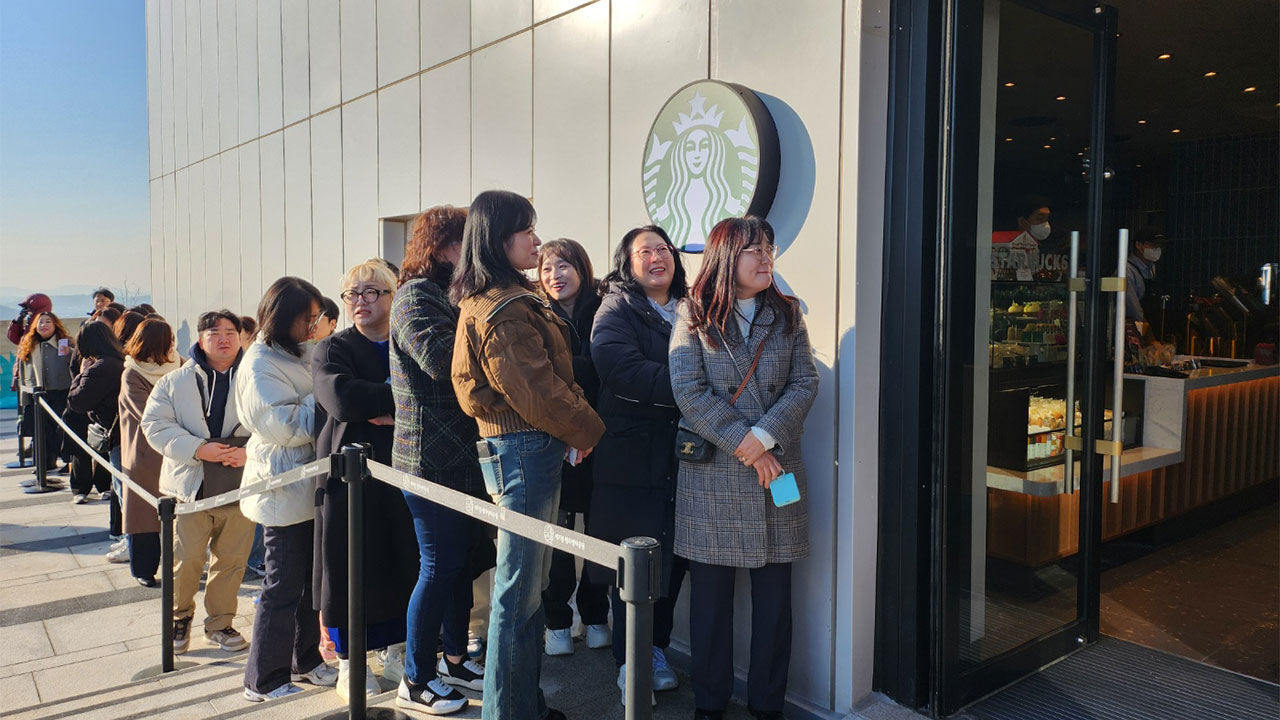스타벅스 김포애기봉생태공원점 앞에 늘어선 대기줄 