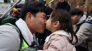 "사랑아 사랑해"&hellip;딸 약값 46억 위해 아빠는 걸었다