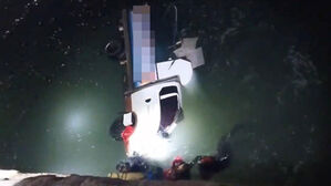 인천 남항부두 바다로 화물차 추락&hellip;60대 음주 운전자 부상