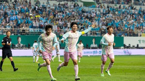 임영웅 '하나은행 자선축구대회' 수익금 12억 원 전액 기부